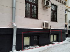 ГП16940448.Нежилое помещение.Фасад здания с выделенными окнами реализуемого объекта.jpg