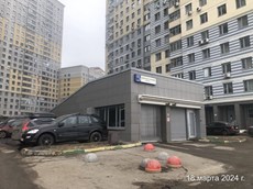 ГП16875485.Машино-место.Фасад здания с выделенными окнами реализуемого объекта.jpg