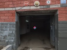 ГП16960910.Машино-место.Фасад здания с выделенными окнами реализуемого объекта.jpg