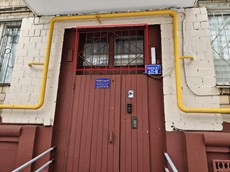 ГП16961439.Нежилое помещение.Фасад здания с выделенными окнами реализуемого объекта.jpg