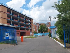 ГП16960262.Машино-место.Фасад здания с выделенными окнами реализуемого объекта.jpg