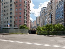 ГП16932311.Машино-место.Фасад здания с выделенными окнами реализуемого объекта.jpg