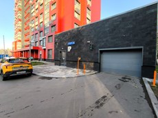 ГП16962865.Машино-место.Фасад здания с выделенными окнами реализуемого объекта.jpg