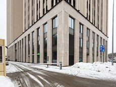 ГП16959762.Машино-место.Фасад здания с выделенными окнами реализуемого объекта.jpg