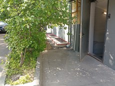 ГП16962699.Нежилое помещение.Фасад здания с выделенными окнами реализуемого объекта_2.jpg