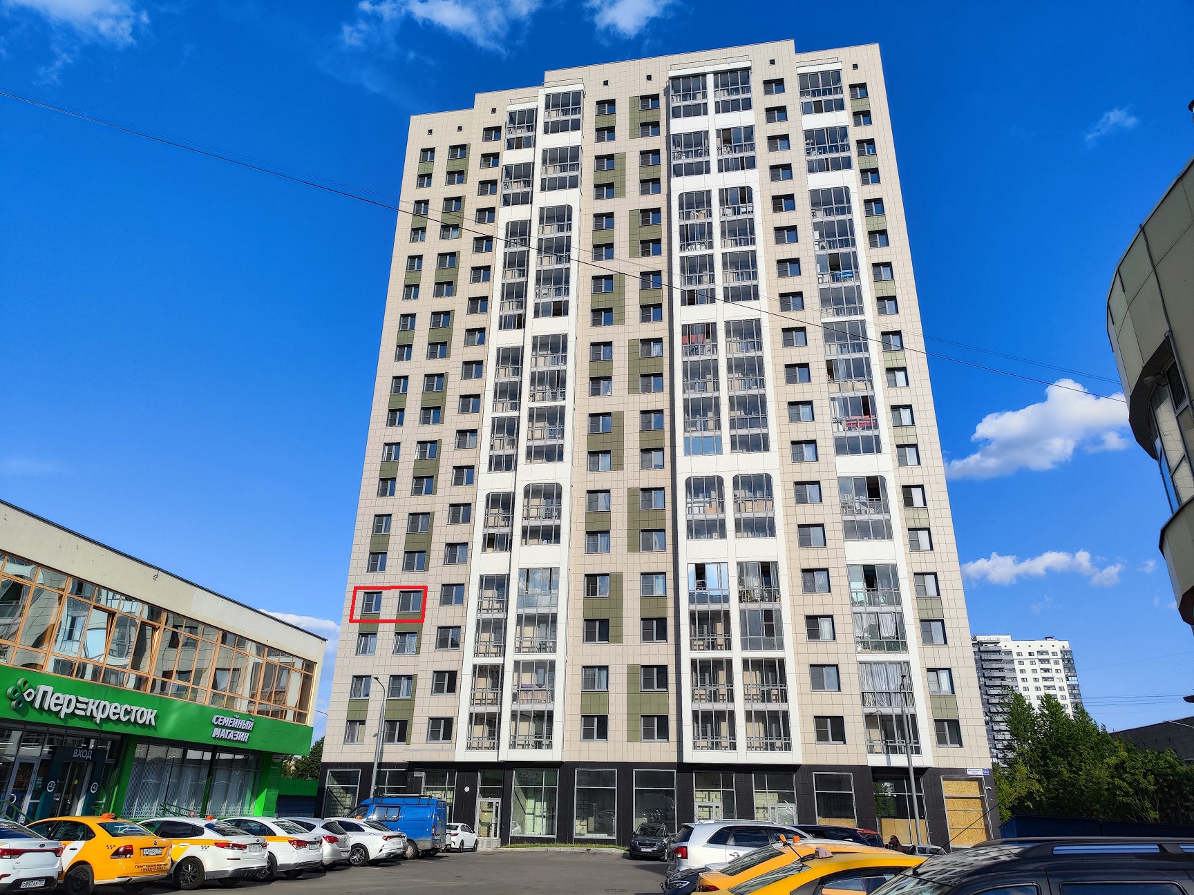 ГП16962900.Квартира.Фасад здания с выделенными окнами реализуемого объекта_2.jpg