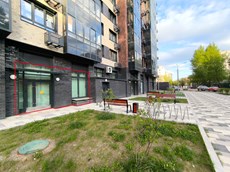 ГП16963045.Нежилое помещение.Фасад здания с выделенными окнами реализуемого объекта.jpg