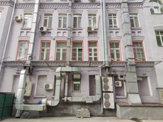 ГП16903327.Нежилое помещение.Фасад здания с выделенными окнами реализуемого объекта_3.jpg