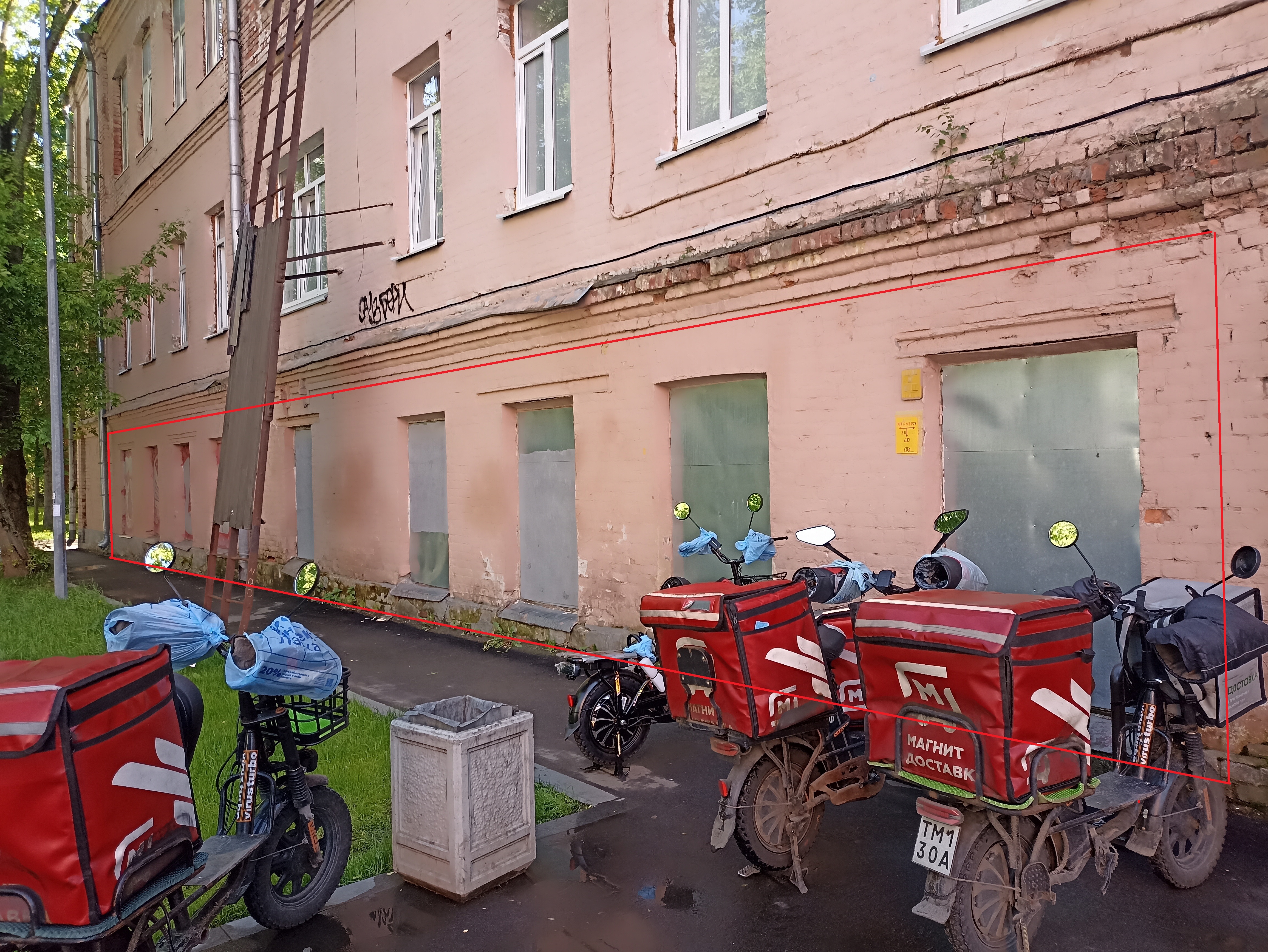 ГП16962075.Нежилое помещение.Фасад здания с выделенными окнами реализуемого объекта_3.jpg