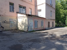 ГП16962075.Нежилое помещение.Фасад здания с выделенными окнами реализуемого объекта_2.jpg