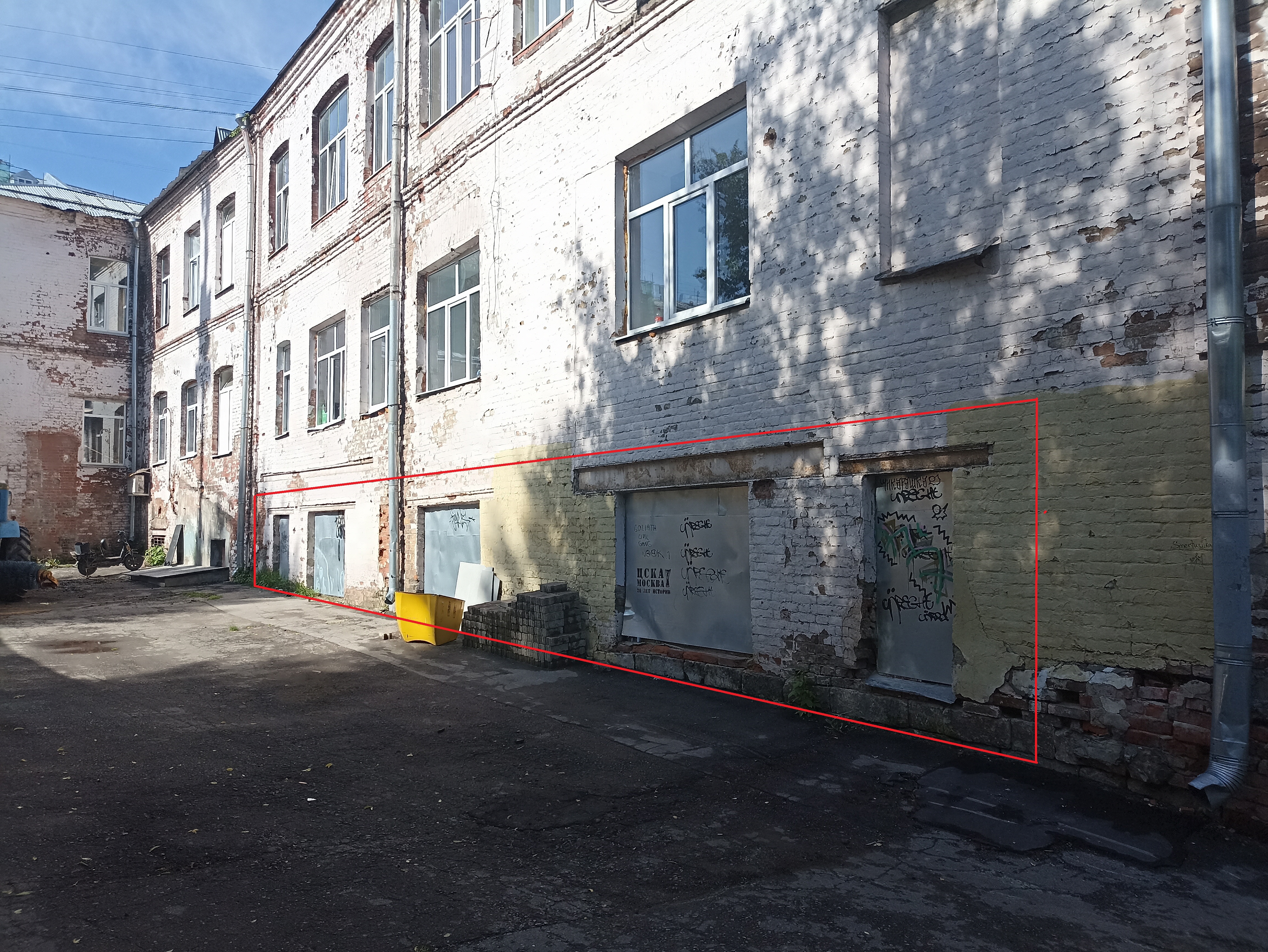 ГП16962075.Нежилое помещение.Фасад здания с выделенными окнами реализуемого объекта.jpg