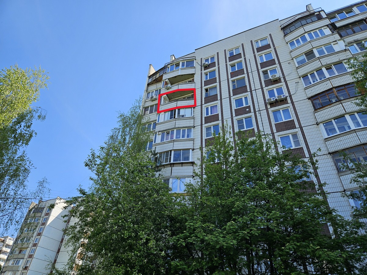 ГП16962687.Здание.Фасад здания с выделенными окнами реализуемого объекта.jpg