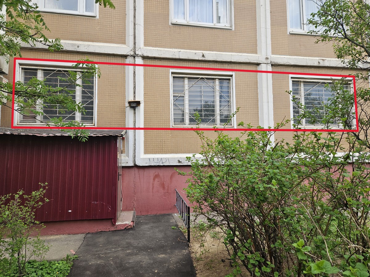ГП16961588.Нежилое помещение.Фасад здания с выделенными окнами реализуемого объекта.jpg