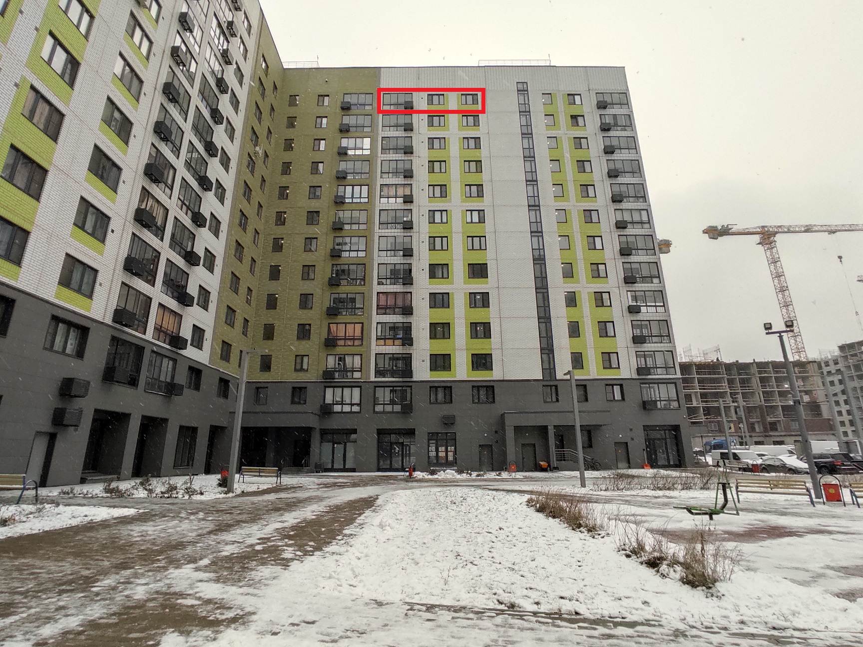 ГП16959655.Квартира.Фасад здания с выделенными окнами реализуемого объекта.jpg