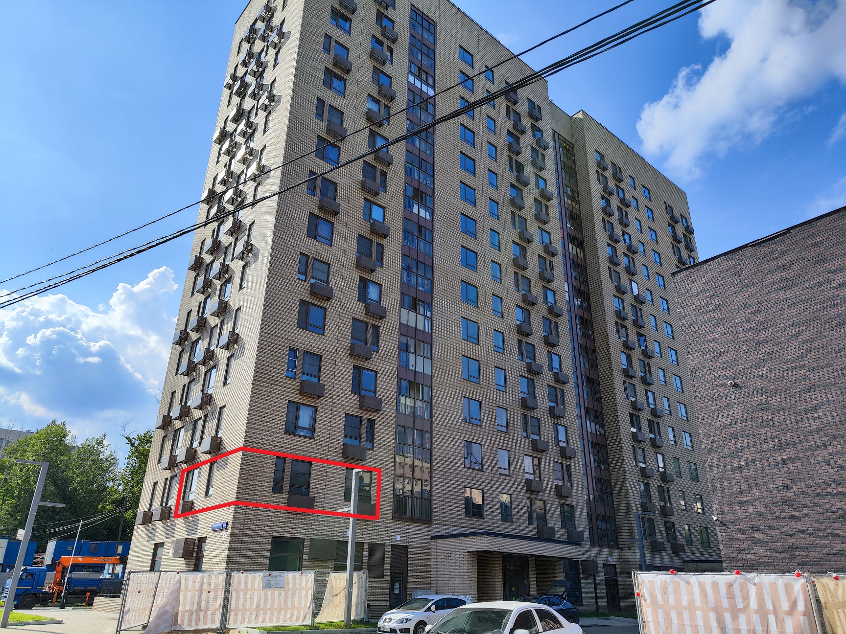 ГП16955940.Квартира.Фасад здания с выделенными окнами реализуемого объекта.jpg