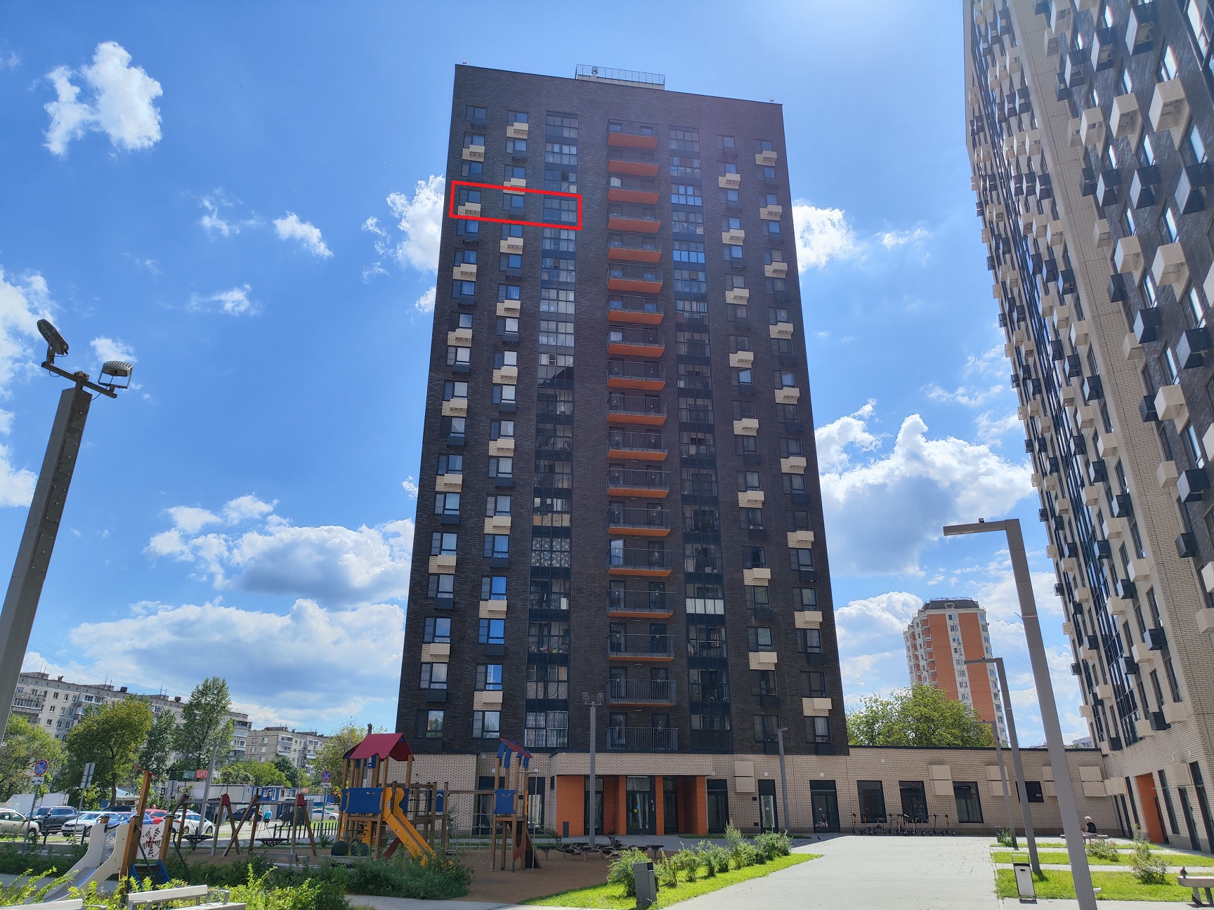 ГП16963457.Квартира.Фасад здания с выделенными окнами реализуемого объекта.jpg