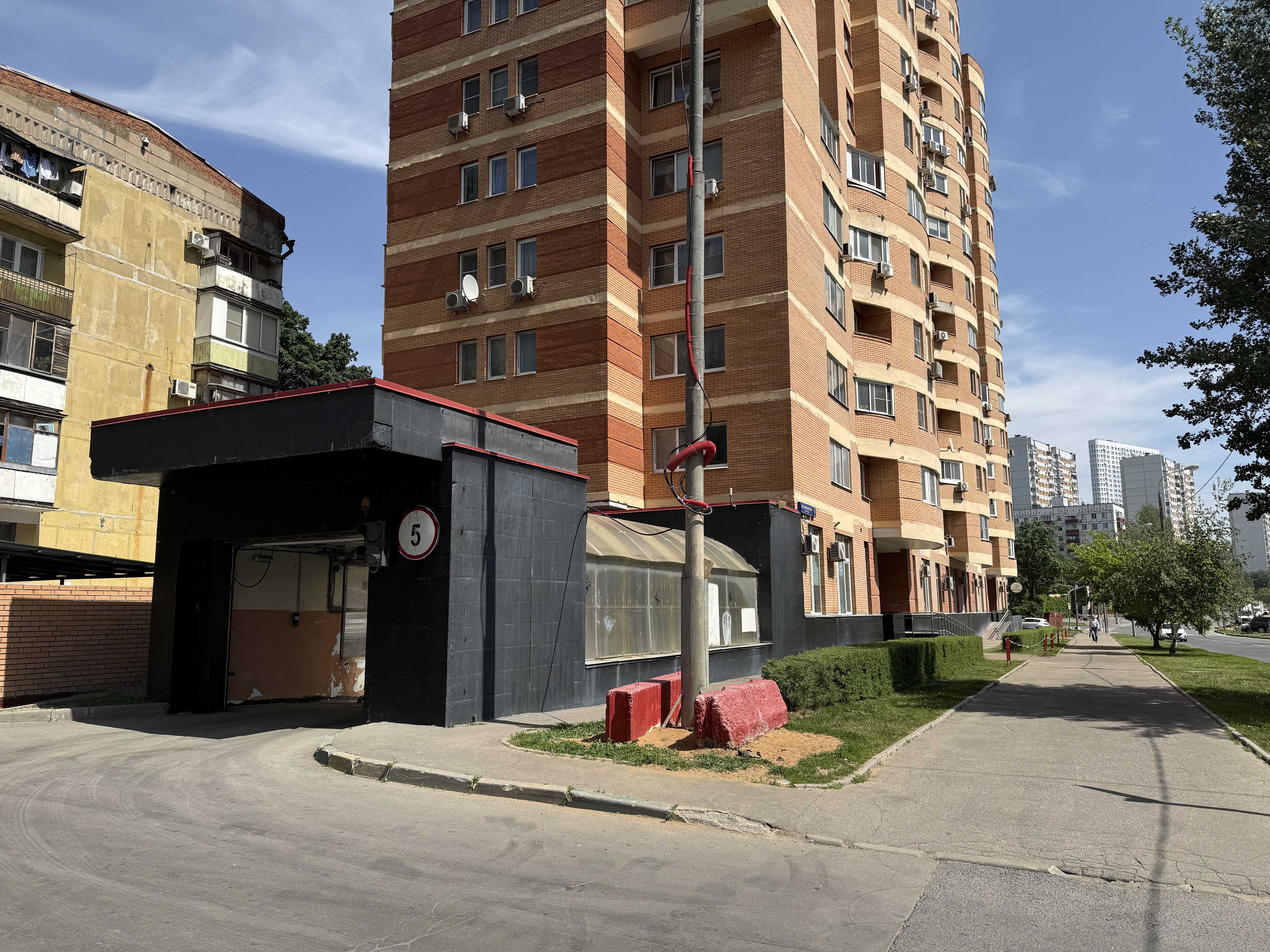 ГП16961632.Машино-место.Фасад здания с выделенными окнами реализуемого объекта.jpg