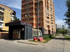 ГП16961632.Машино-место.Фасад здания с выделенными окнами реализуемого объекта.jpg