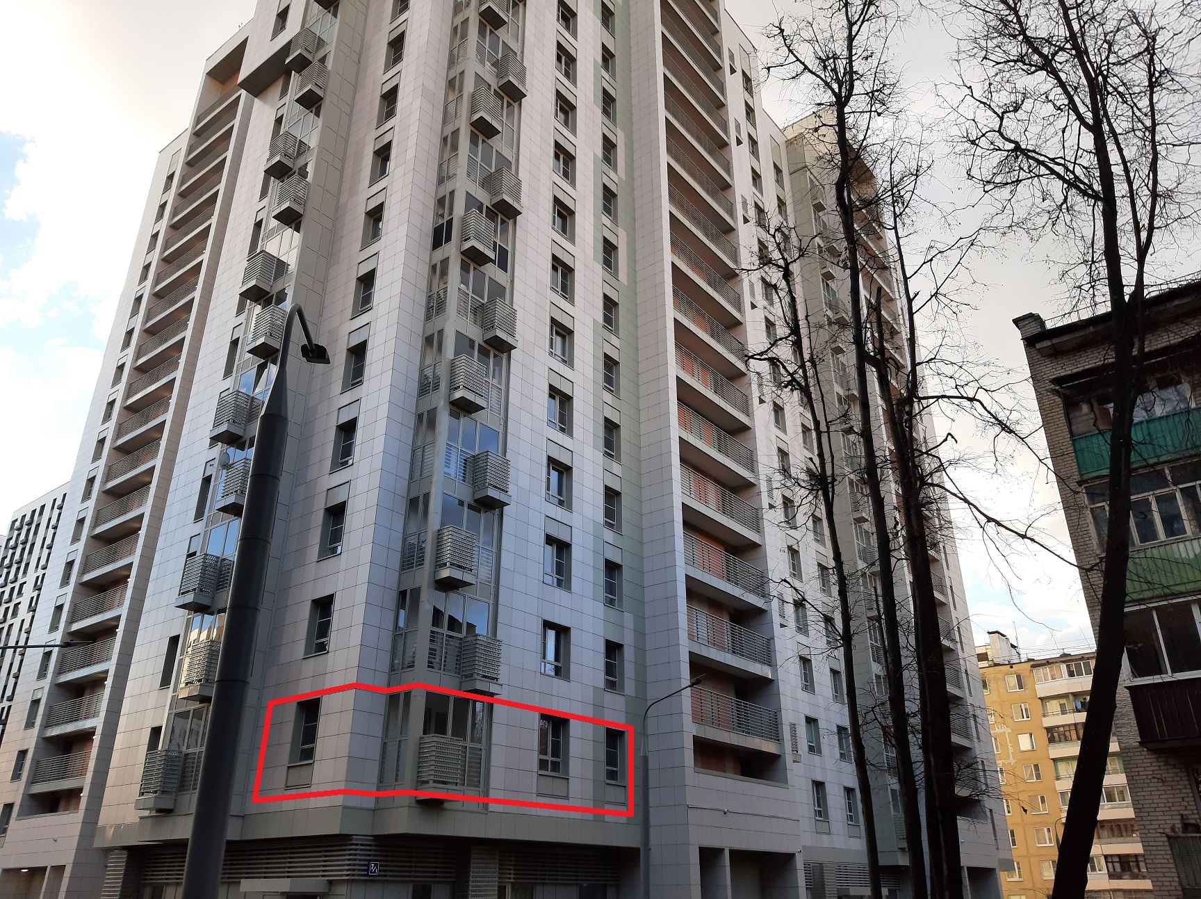 ГП16954075.Квартира.Фасад здания с выделенными окнами реализуемого объекта.jpg