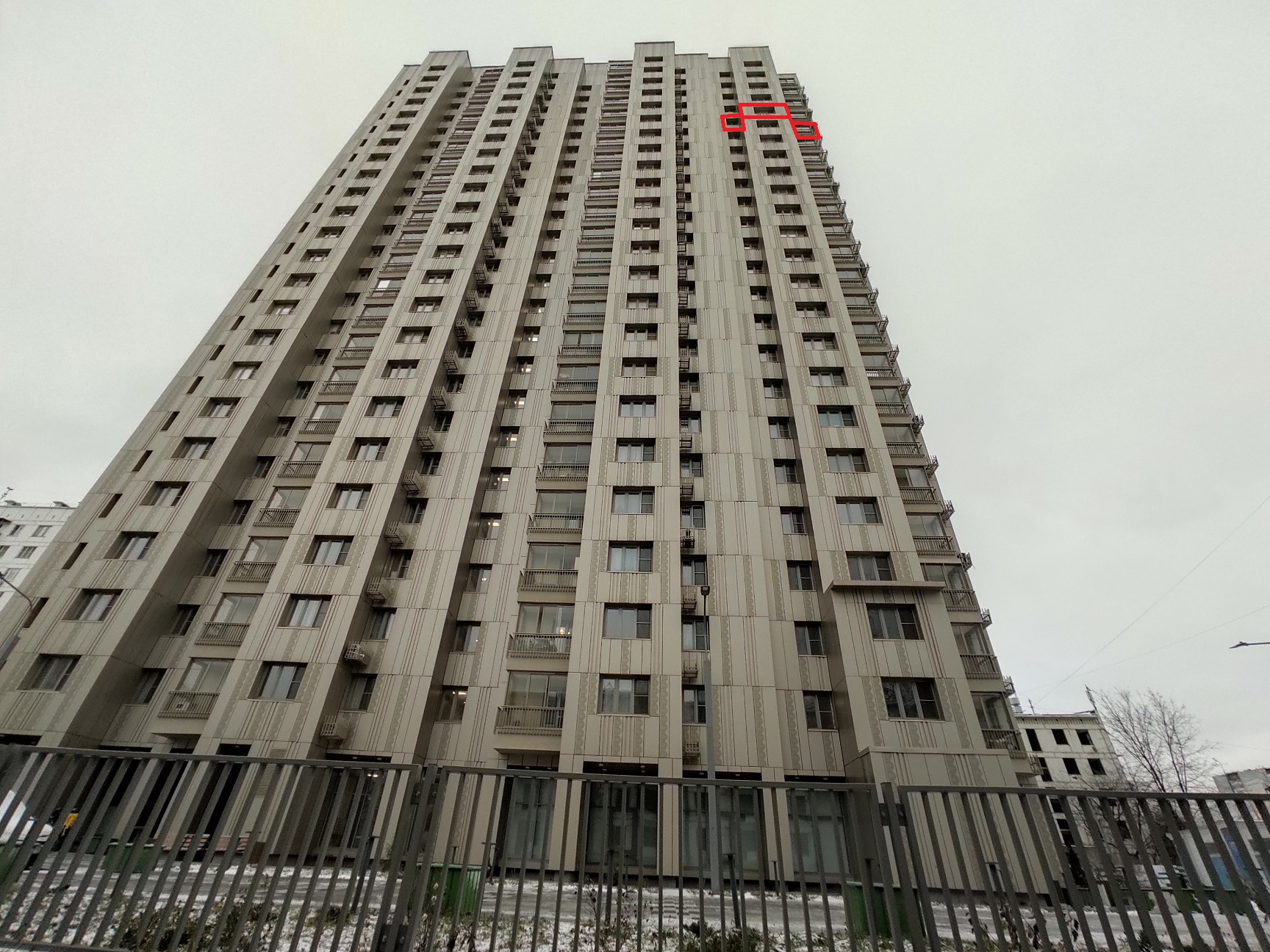 ГП16962493.Квартира.Фасад здания с выделенными окнами реализуемого объекта_2.jpg