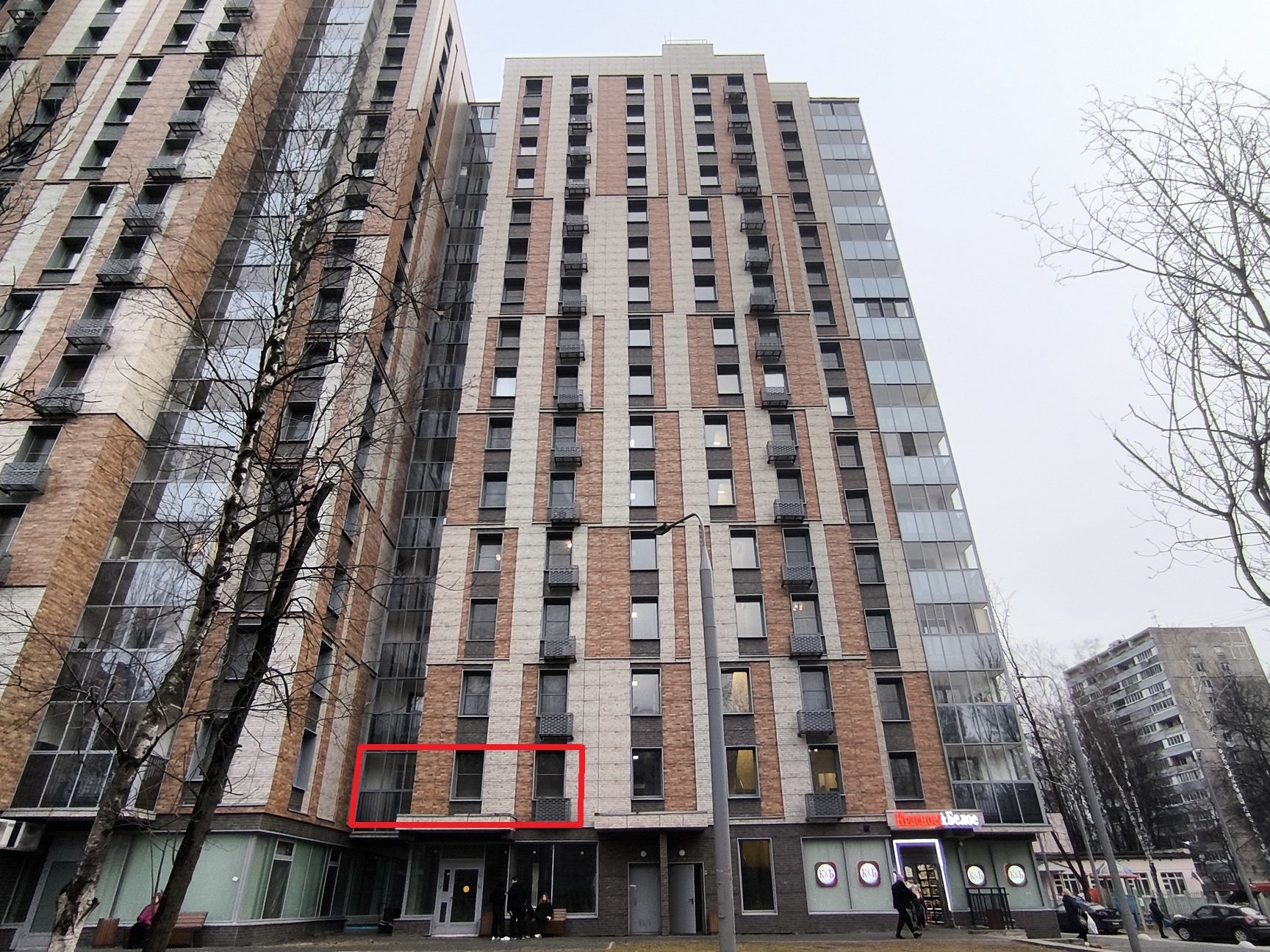 ГП16962494.Квартира.Фасад здания с выделенными окнами реализуемого объекта.jpg