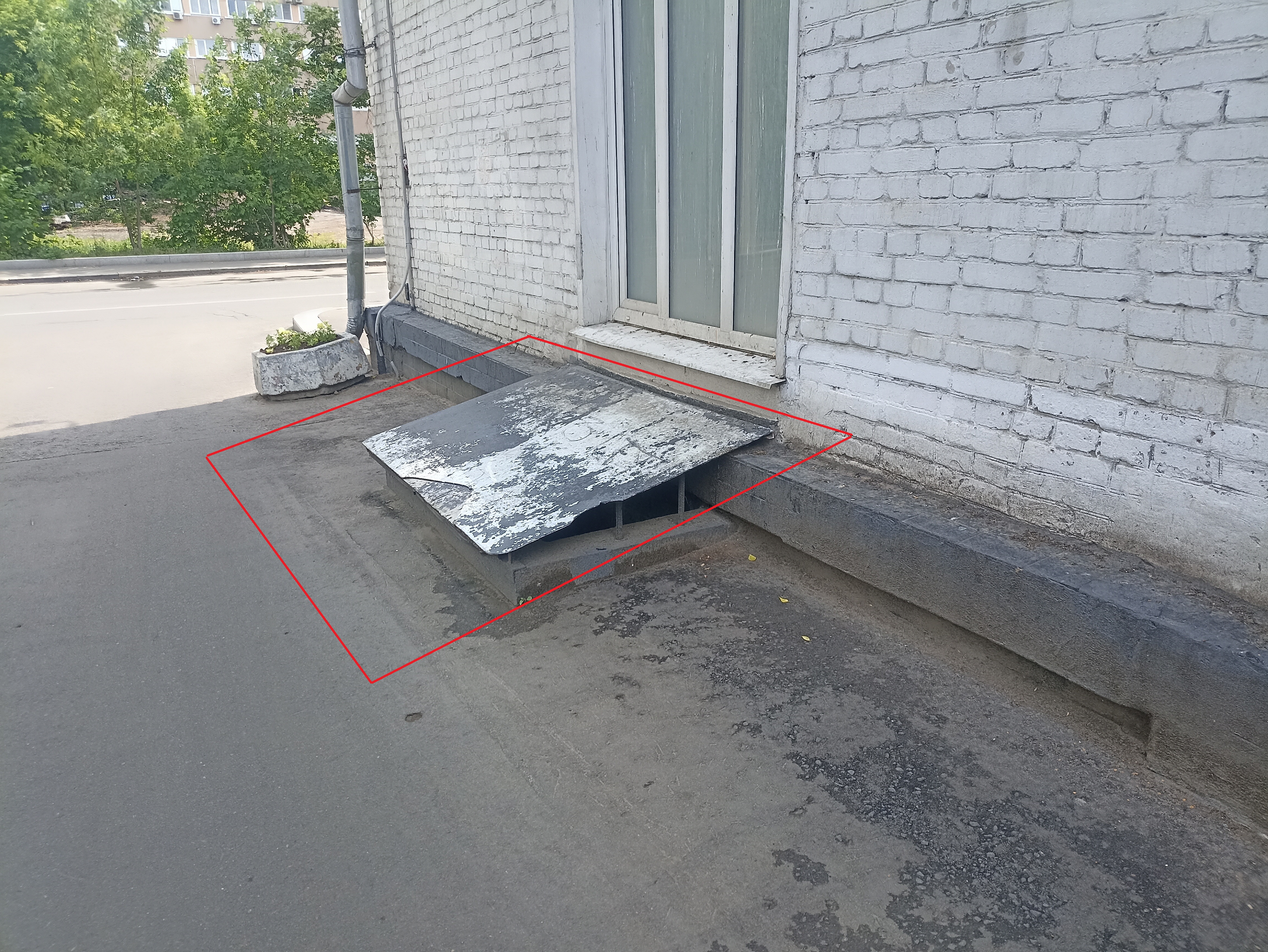 ГП16962970.Нежилое помещение.Фасад здания с выделенными окнами реализуемого объекта.jpg