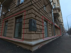 ГП16960801.Нежилое помещение.Фасад здания с выделенными окнами реализуемого объекта_2.jpg