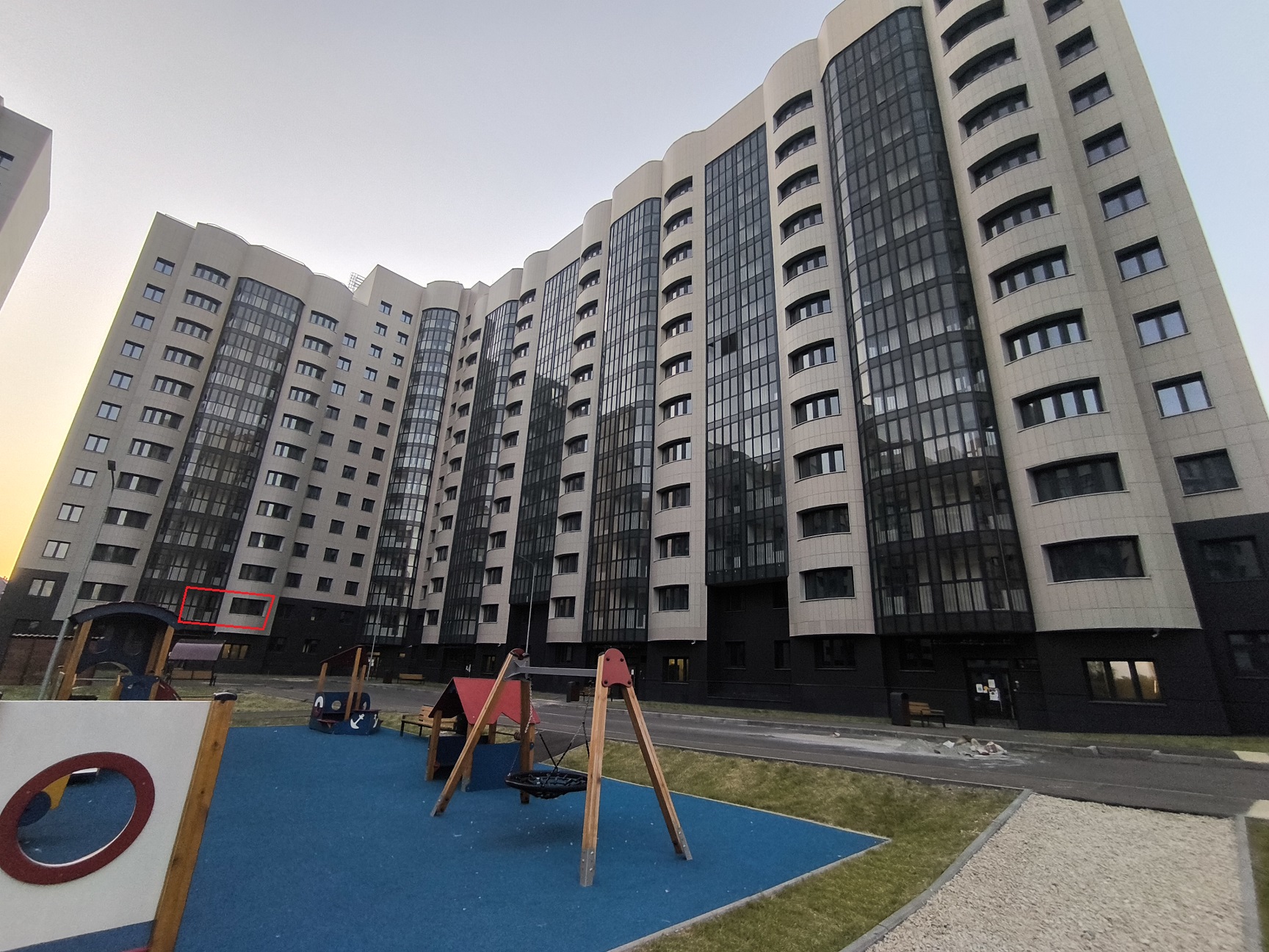 ГП16964276.Квартира.Фасад здания с выделенными окнами реализуемого объекта.jpg