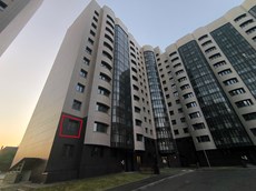 ГП16964278.Квартира.Фасад здания с выделенными окнами реализуемого объекта.jpg