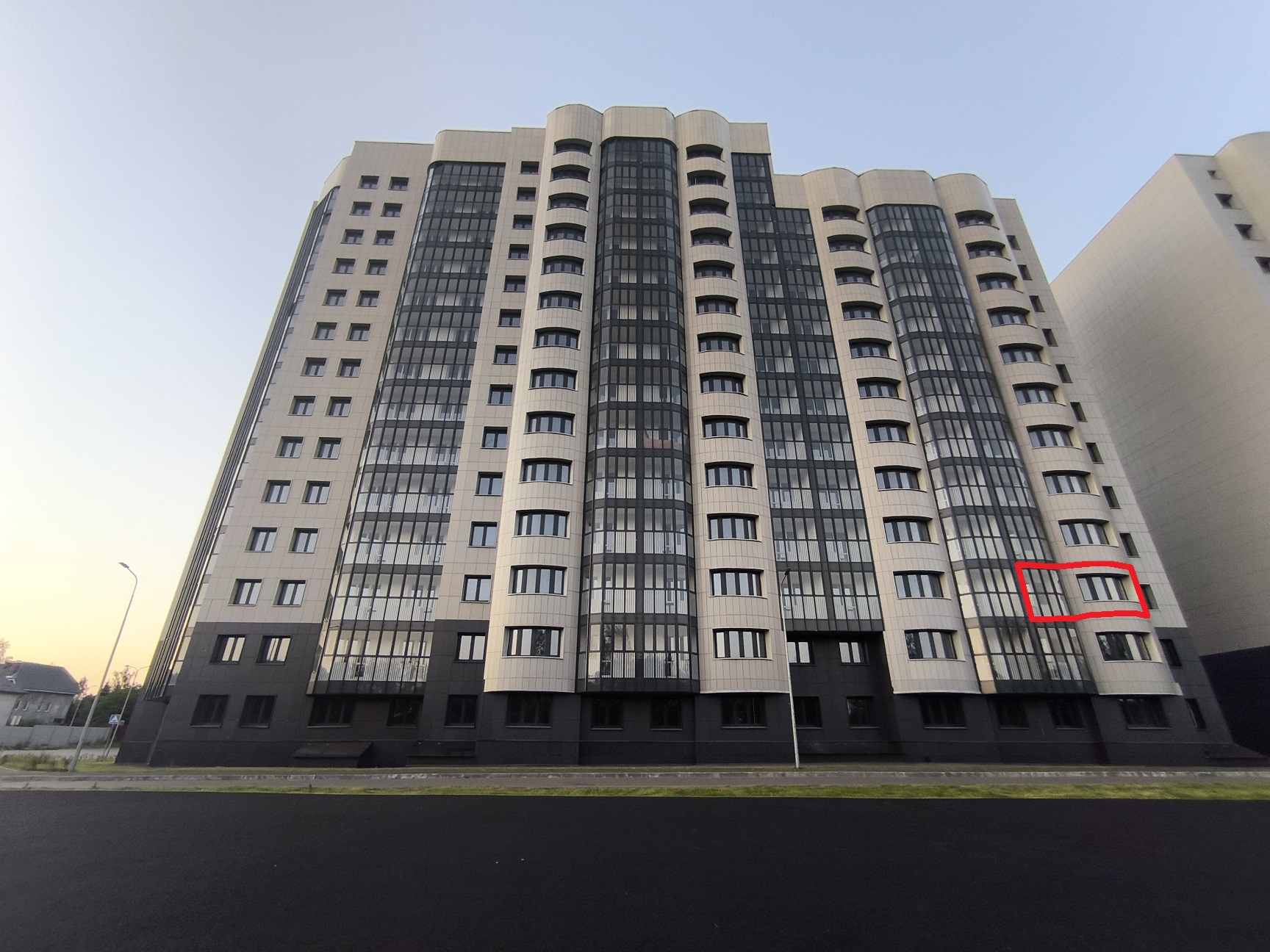 ГП16964281.Квартира.Фасад здания с выделенными окнами реализуемого объекта.jpg