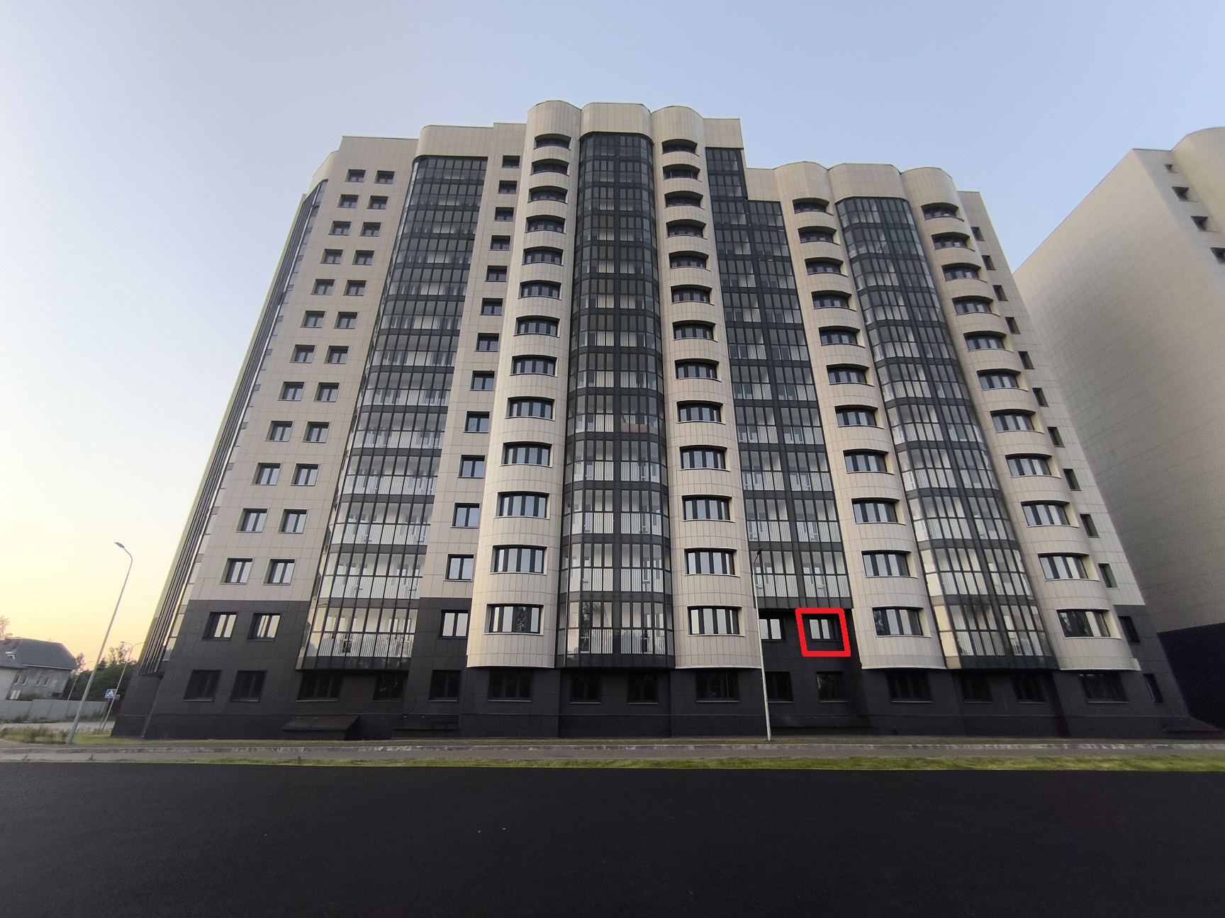 ГП16964282.Квартира.Фасад здания с выделенными окнами реализуемого объекта.jpg