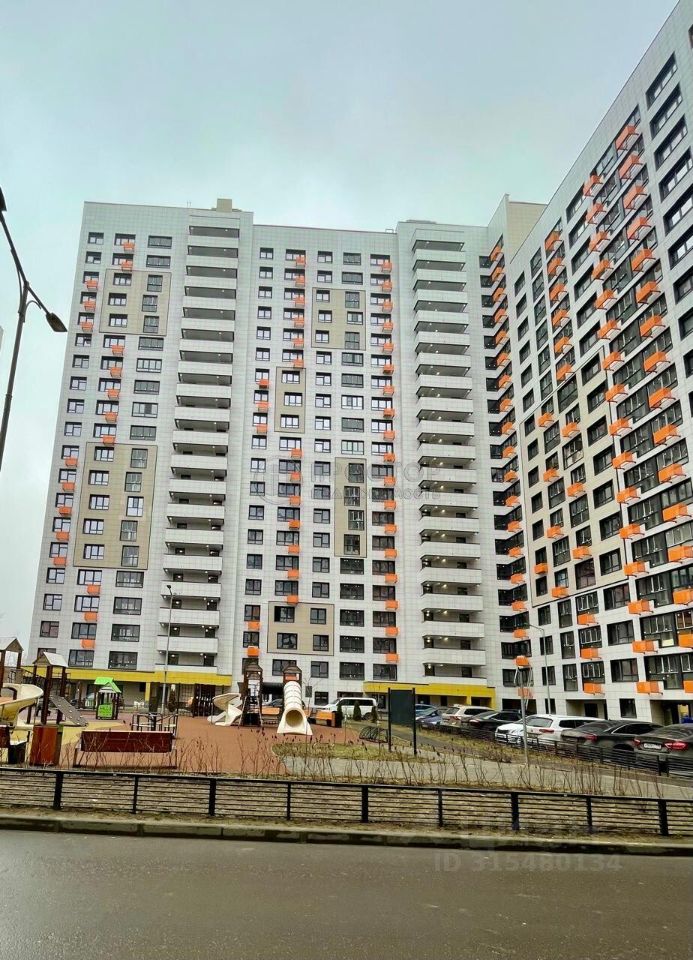 ГП16964285.Квартира.Фасад здания с выделенными окнами реализуемого объекта.jpg