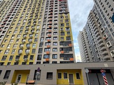 ГП16964287.Квартира.Фасад здания с выделенными окнами реализуемого объекта.jpg