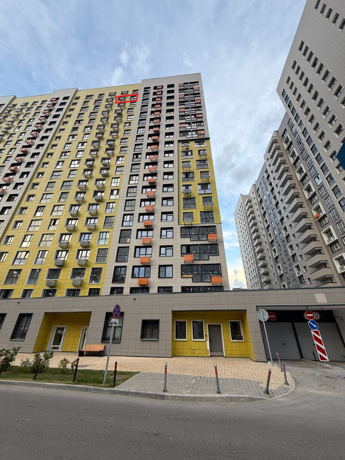 ГП16964292.Квартира.Фасад здания с выделенными окнами реализуемого объекта.jpg