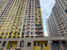 ГП16964292.Квартира.Фасад здания с выделенными окнами реализуемого объекта.jpg