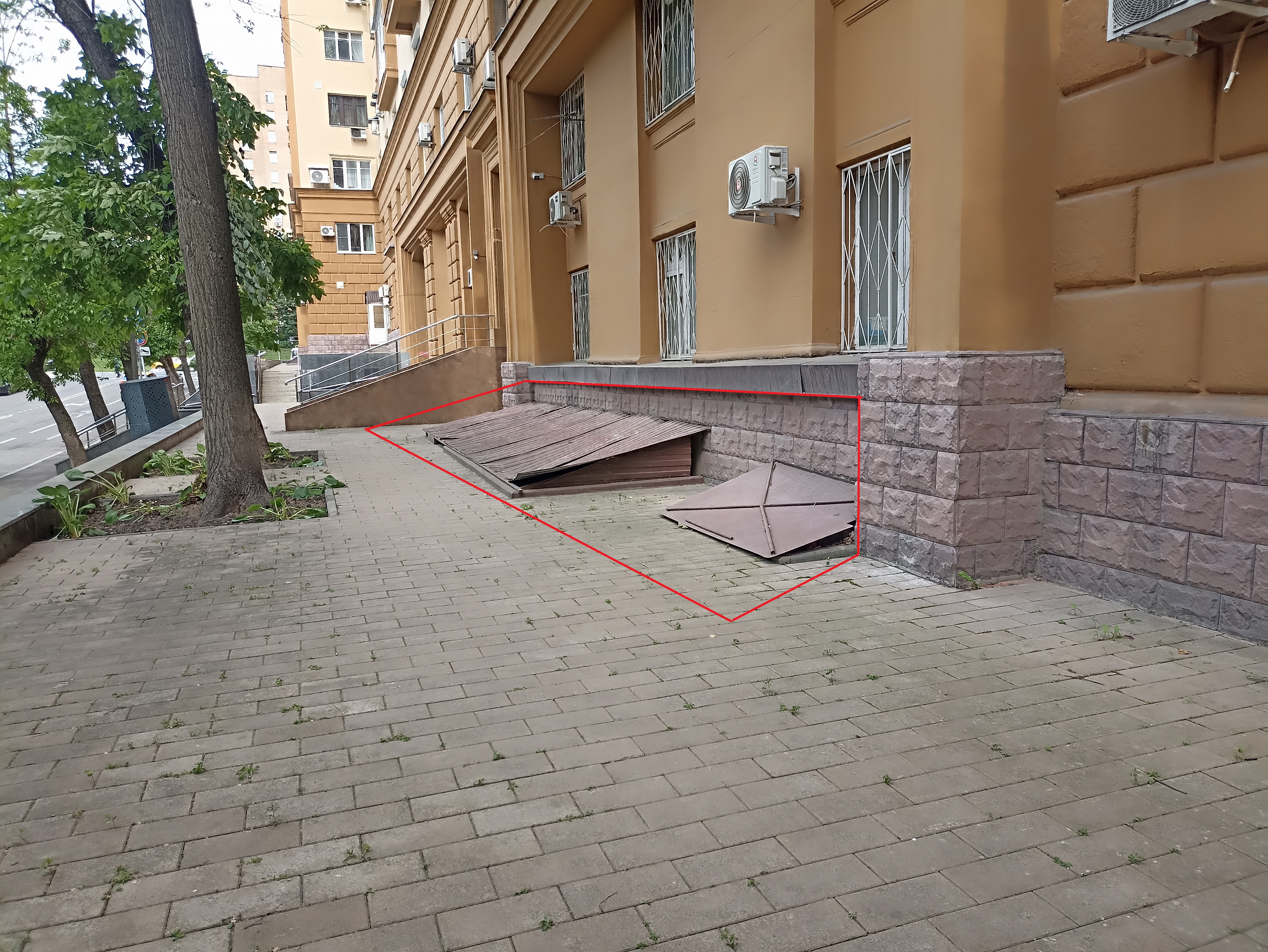 ГП16963006.Нежилое помещение.Фасад здания с выделенными окнами реализуемого объекта.jpg