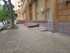 ГП16963006.Нежилое помещение.Фасад здания с выделенными окнами реализуемого объекта.jpg