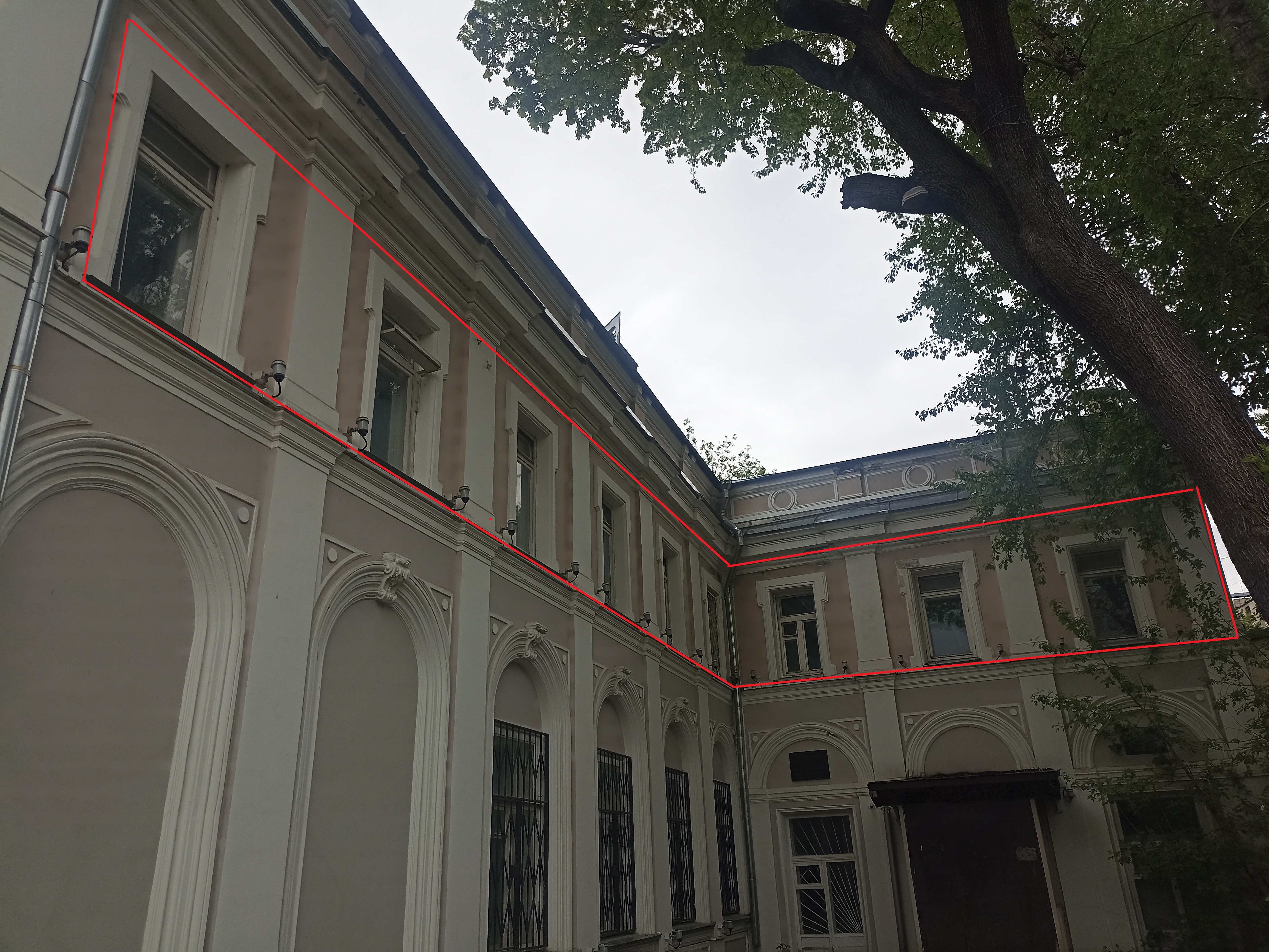 ГП16963439.Нежилое помещение.Фасад здания с выделенными окнами реализуемого объекта.jpg