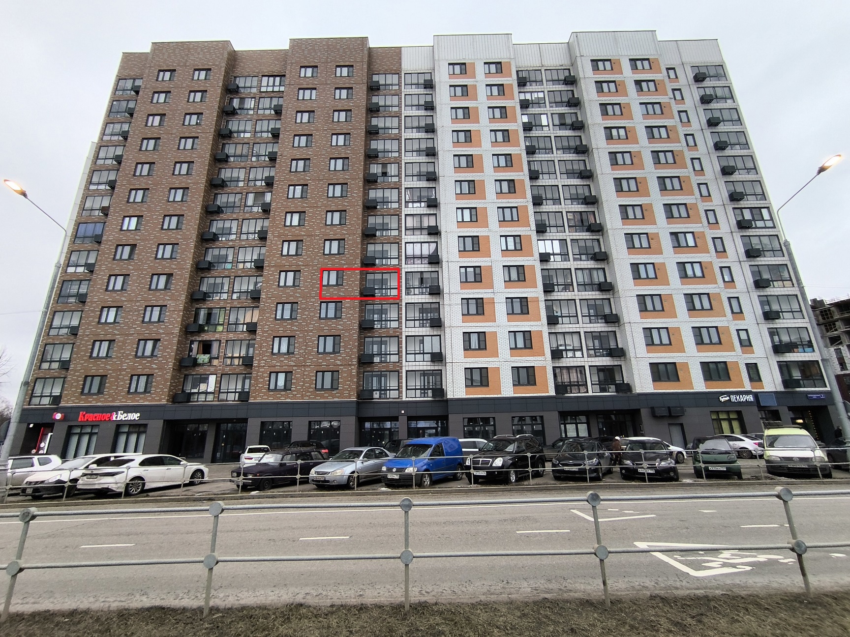 ГП16964385.Квартира.Фасад здания с выделенными окнами реализуемого объекта.jpg