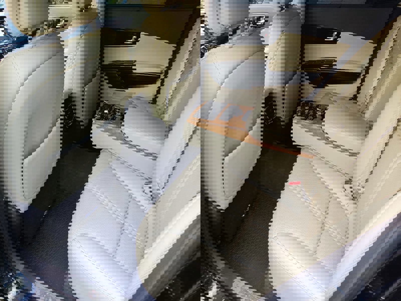 ГП16963382.Транспортное средство.Вид салона с левой стороны пассажирского ряда.jpg