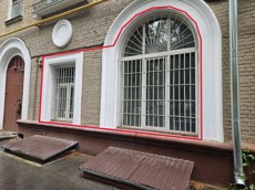 ГП16963601.Нежилое помещение.Фасад здания с выделенными окнами реализуемого объекта_2.jpg