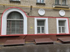 ГП16963601.Нежилое помещение.Фасад здания с выделенными окнами реализуемого объекта.jpg