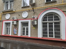 ГП16963601.Нежилое помещение.Фасад здания с выделенными окнами реализуемого объекта_4.jpg