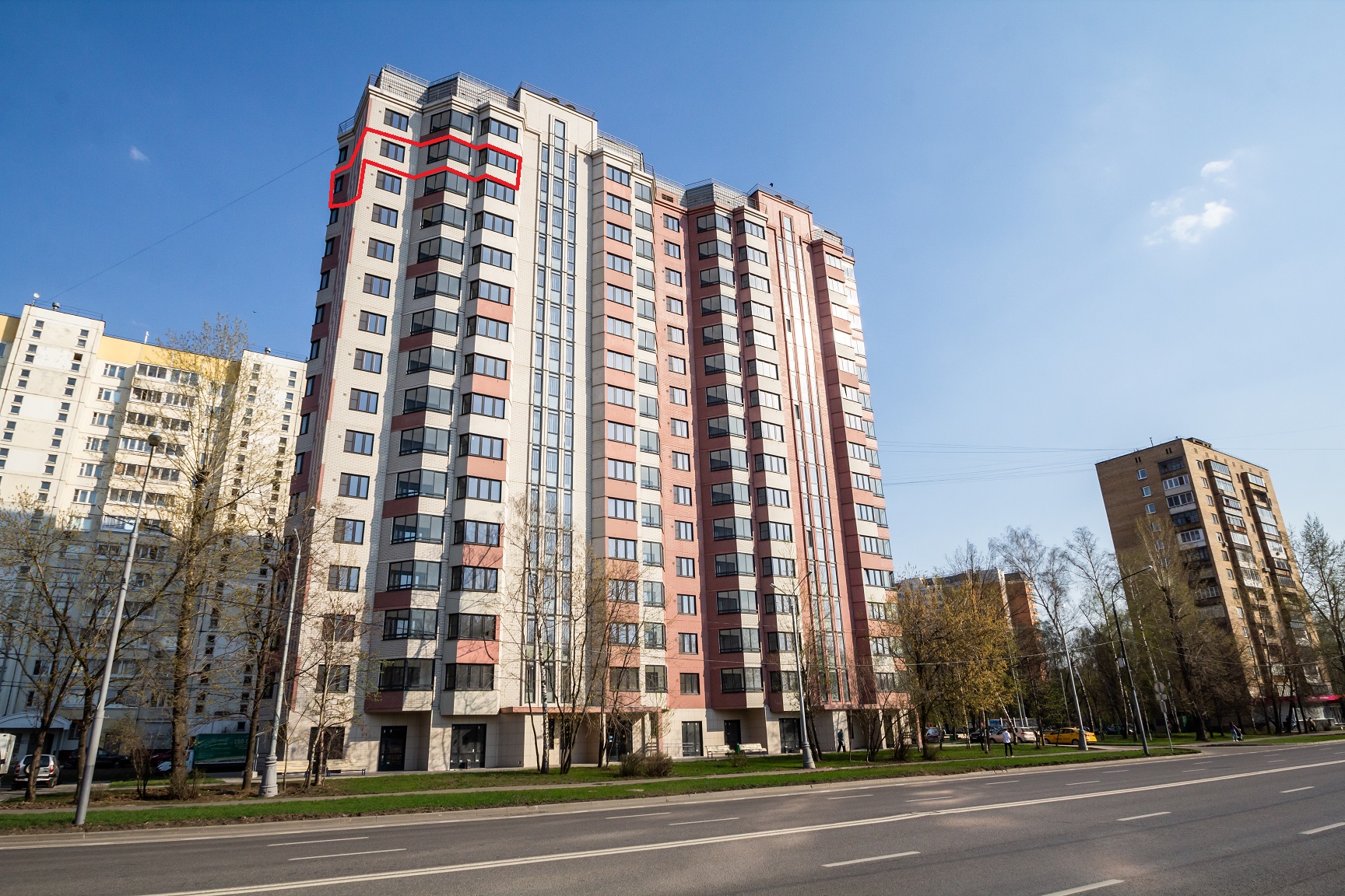 ГП16964465.Квартира.Фасад здания с выделенными окнами реализуемого объекта.jpg