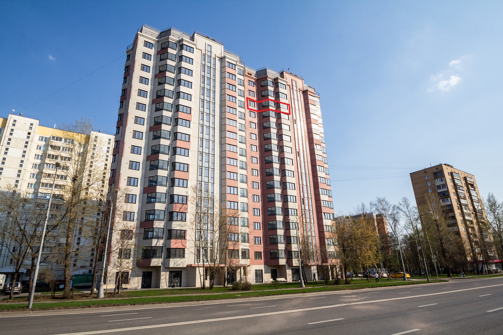 ГП16964467.Квартира.Фасад здания с выделенными окнами реализуемого объекта.jpg