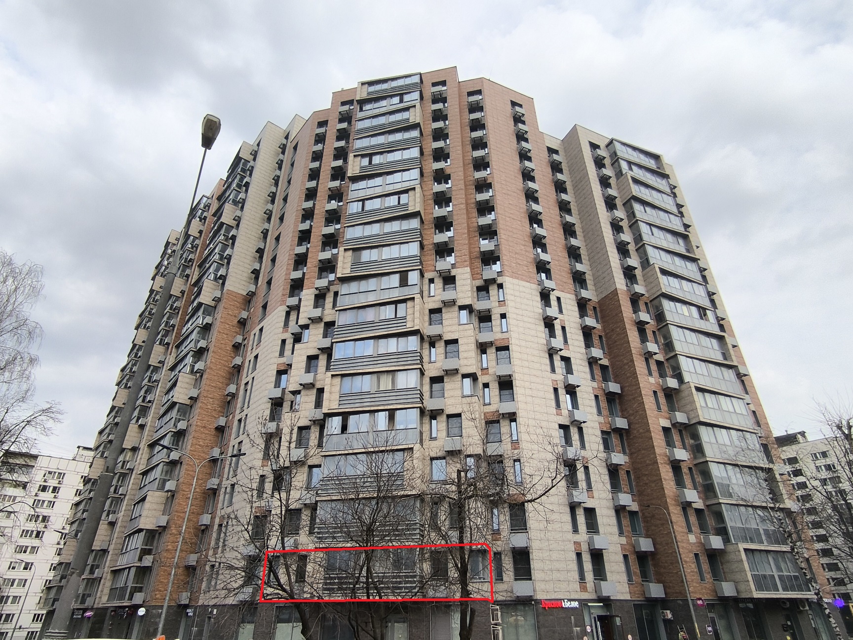 ГП16964500.Квартира.Фасад здания с выделенными окнами реализуемого объекта.jpg