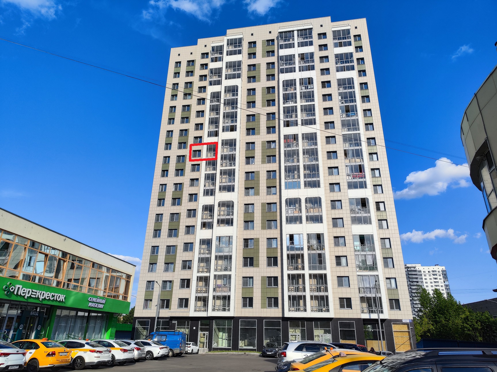 ГП16964488.Квартира.Фасад здания с выделенными окнами реализуемого объекта.jpg