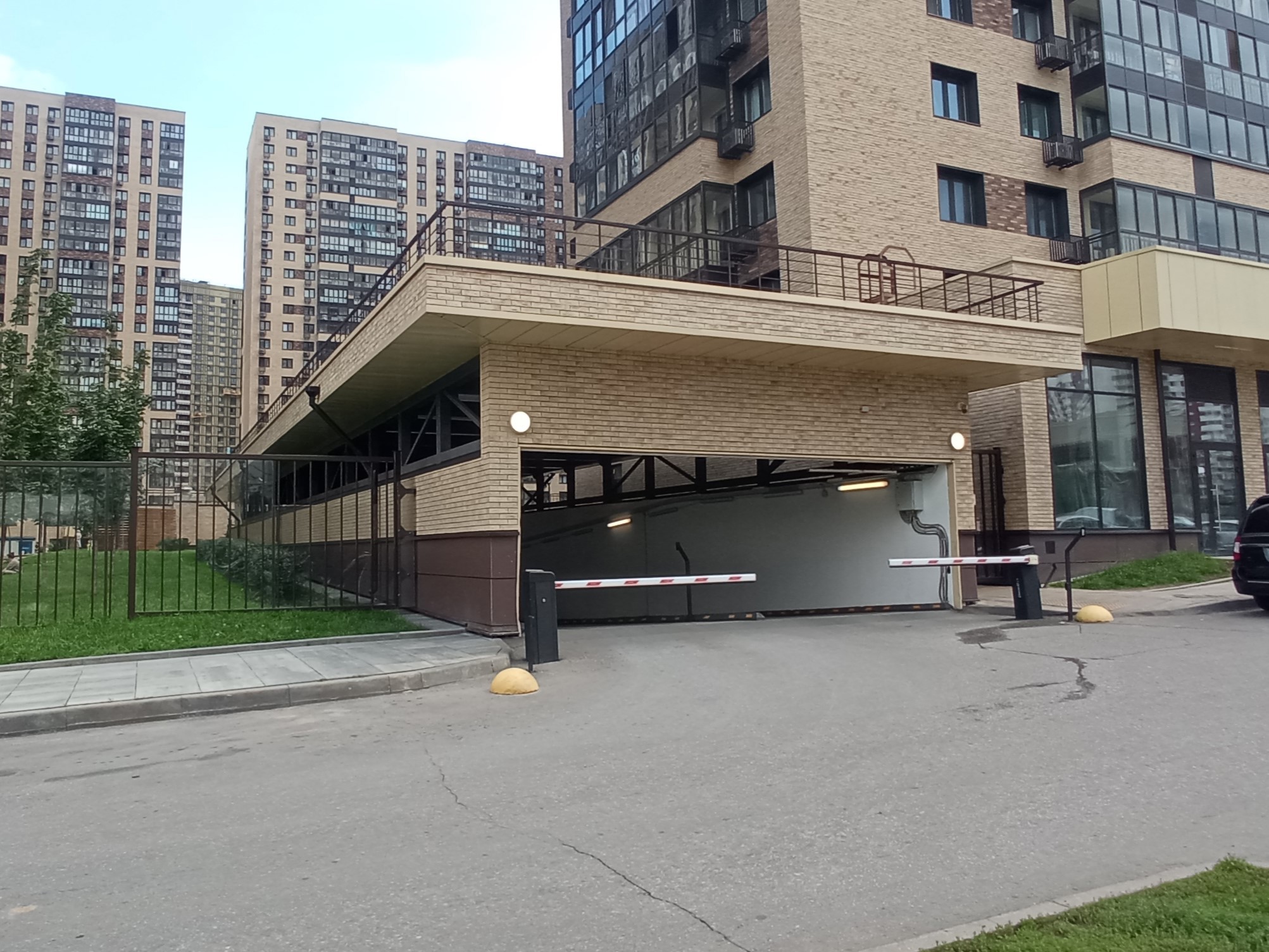 ГП16952074.Машино-место.Общий фасад здания_2.jpg