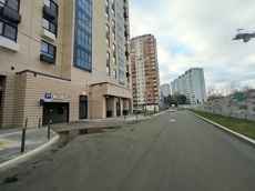 ГП16964943.Машино-место.Фасад здания с выделенными окнами реализуемого объекта.jpg