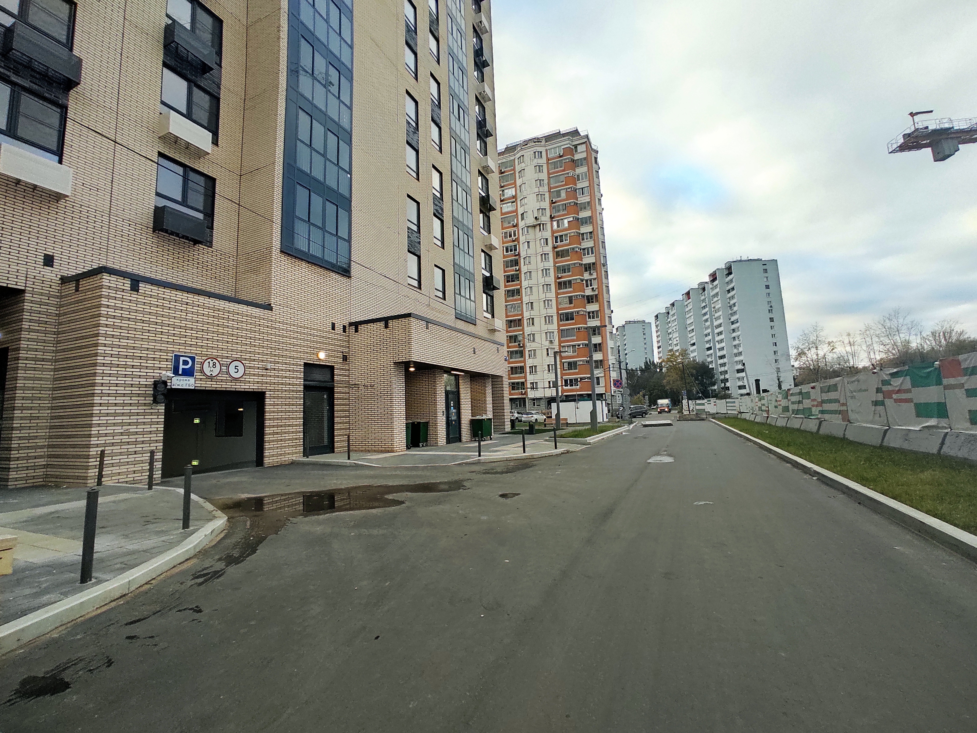 ГП16964952.Машино-место.Фасад здания с выделенными окнами реализуемого объекта.jpg